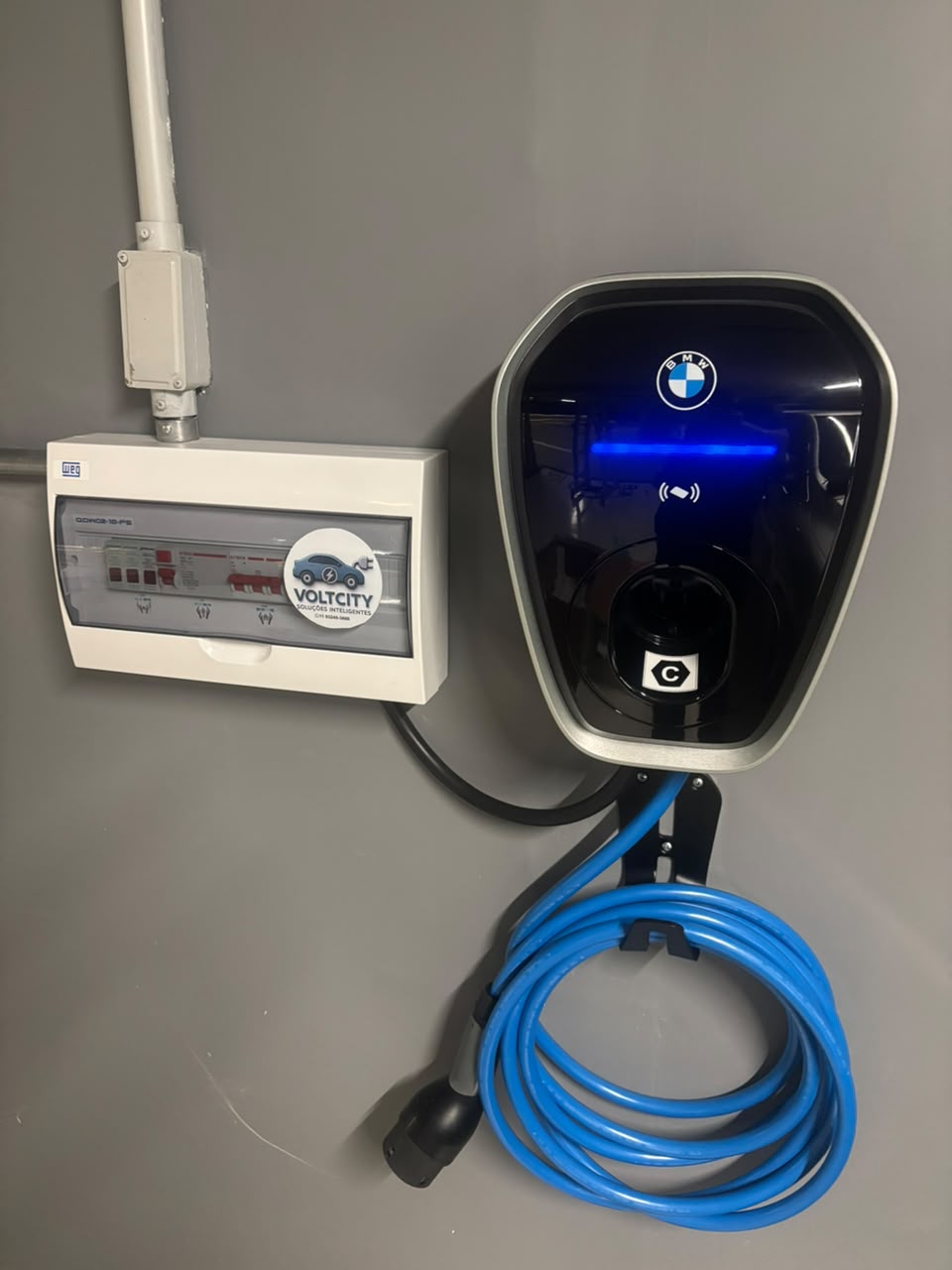 Wallbox BMW com quadro WEG e cabo azul
