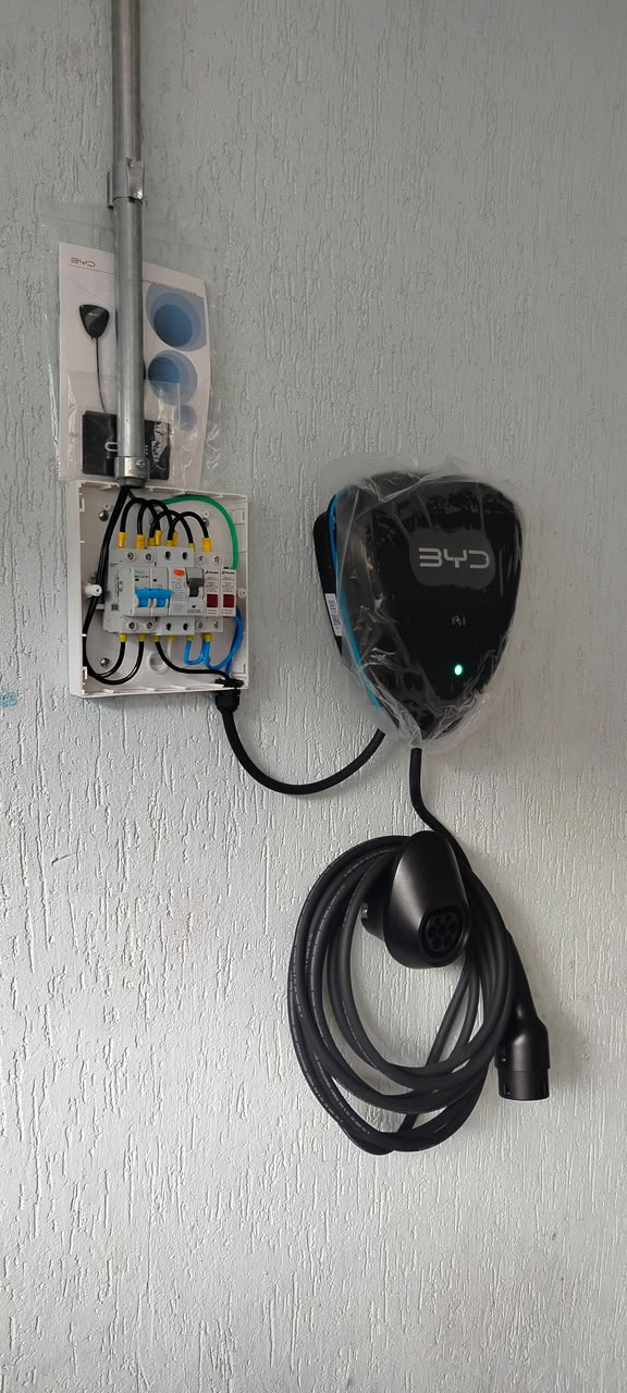 Wallbox BYD com quadro de proteção