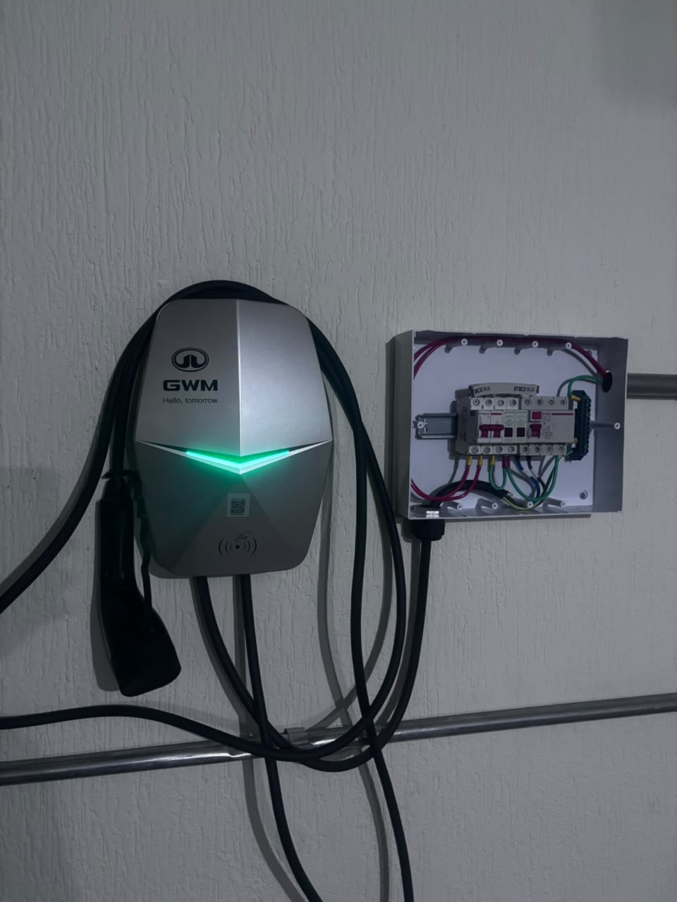 Wallbox GWM com quadro aberto em instalação