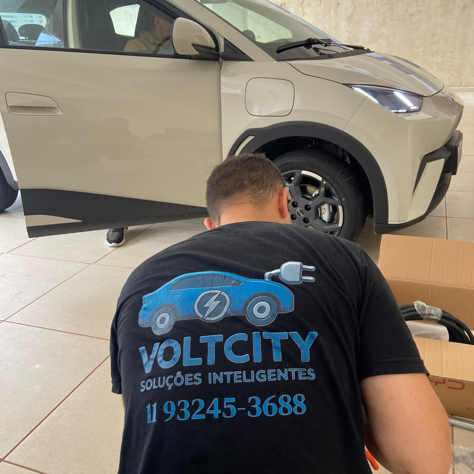 Instalação de Wallbox GWM em veículo elétrico, com técnico da Volt City